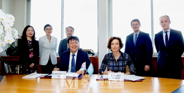 이병헌(왼쪽) 유네스코 한국대표부대사는 지난 12일 프랑스 파리 유네스코 국제기록육산센터에서 오르리 아줄레 사무총장과 협정문에 서명하고 교환했다.