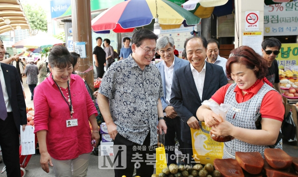 국회 산업통상자원중소벤처기업위원회 정우택(자유한국당·청주상당) 의원은 지난 19일 오전 청주육거리종합시장에서 전통시장 공유가치창출(CSV) 행사를 가졌다.
