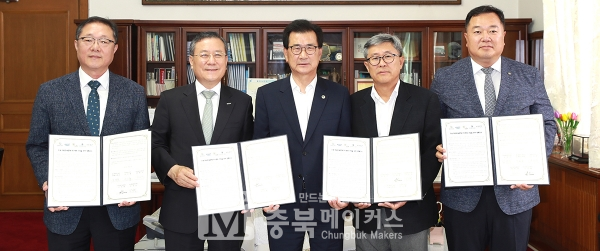 충북도가 6일 오전 충북지사 집무실에서 충북대병원, 한국과학기술원, 한국생명공학연구원, 한국화학연구원이 참여하는 '오송R&BD 연구병원 건립협약'을 체결했다.