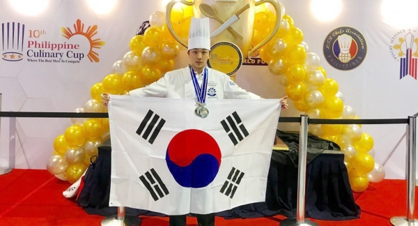 충청대 식품영양외식학부 1학년 유정민(사진) 학생이 필리핀에서 열린 국제요리 경연대회에서 은메달을 획득했다.