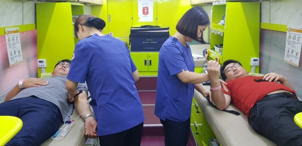 롯데아울렛 청주점(점장 차창용)이 16일 임직원과 고객이 함께 하는 '사랑의 헌혈 캠페인'을 실시했다.