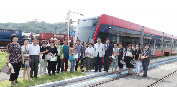 청주시가 20일 오후 흥덕구 오송시설장비 사무소 내 한국철도기술연구원에서 무가선 저상 트램 체험행사를 가졌다.
