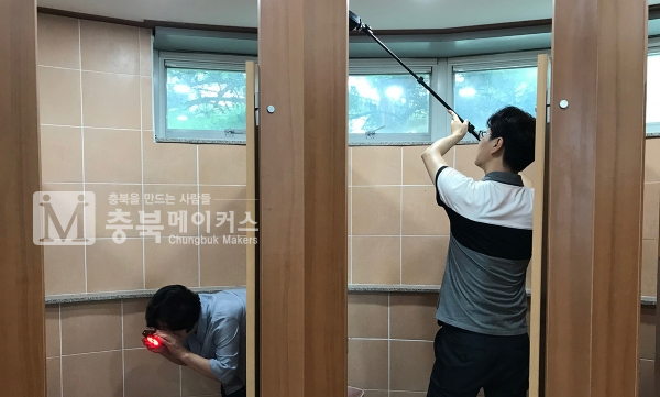 괴산군과 괴산경찰서가 21일 공중화장실 몰래카메라 합동점검에 나섰다.