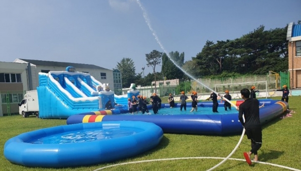 청주 미평여자학교가 지난 20일 교내 운동장에서 여름 물놀이 행사를 개최했다.