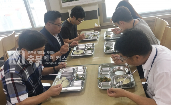충북도교육청 직원들이 29일 구내식당에서 경술국치 109주년을 맞아 점심으로 찬죽먹기행사를 가졌다.