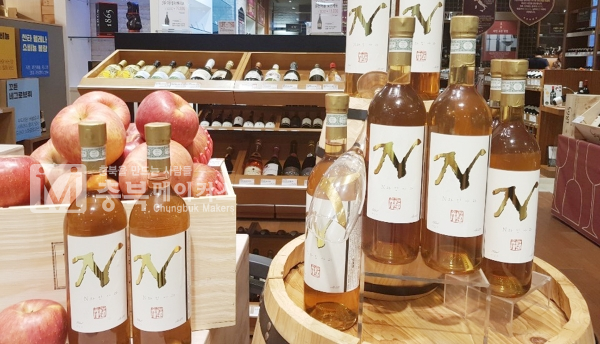 이번에 전국소비자를 찾아가는 N사과와인은 애플파파와이너리의 대표상품으로 해발 350m에 달하는 지대에서 3대가 농사지어 수확한 사과로 와인을 제조해 달콤한 맛과 사과향이 특징이다.