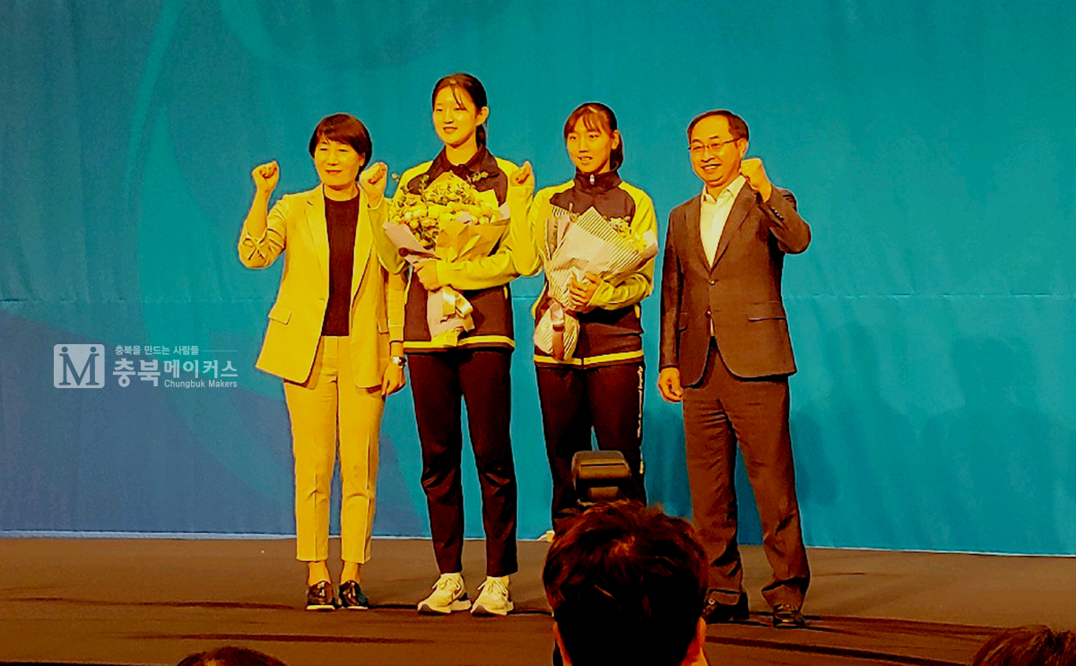 제천여고 3학년 김현지(오른쪽 두번째) 선수는 2순위로 현대건설에, 장지원 선수는 4순위로 GS칼텍스에 각각 지명돼 입단계약을 체결했다.