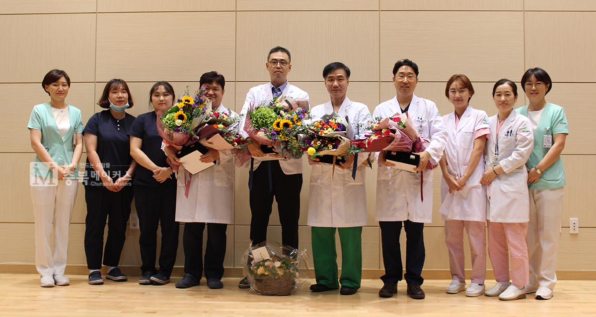 청주의료원이 지난 30일 동관 문화센터에서 임직원 200여명이 참석한 가운데 인공관절수술 1만례 달성 기념식을 가졌다.