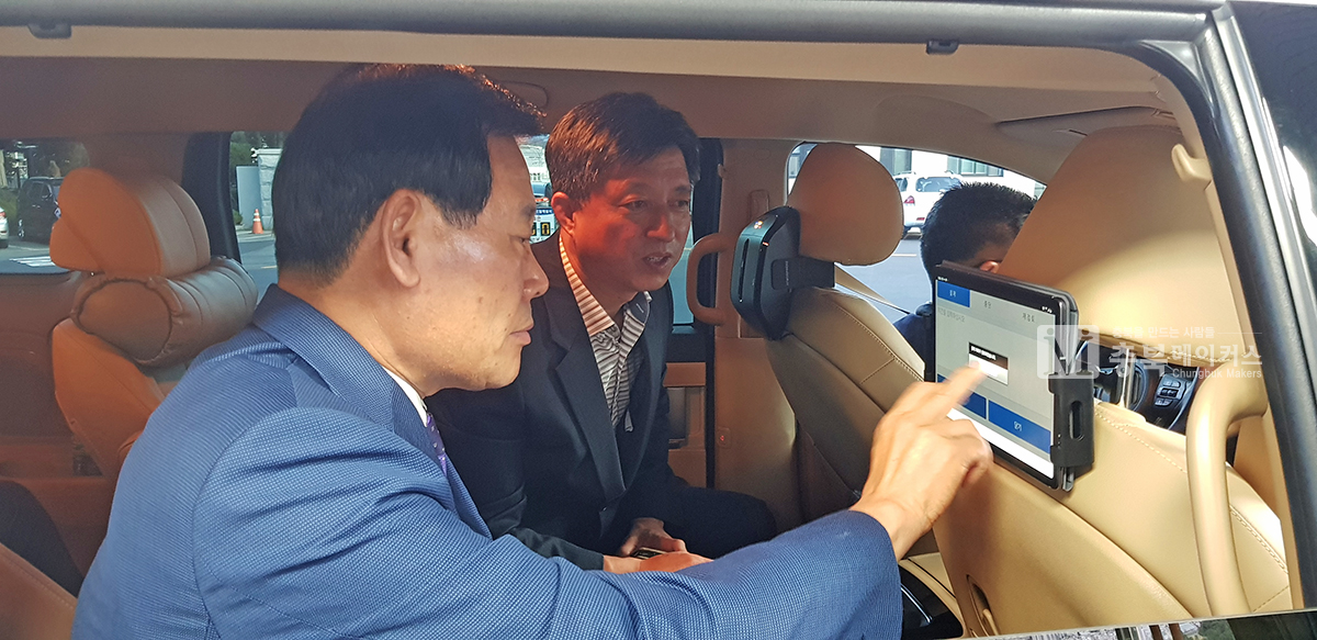 김재종(왼쪽) 옥천군수가 10월부터 태블릿PC 모바일 결재시스템을 도입, 출장 중에도 신속한 업무처리로 업무효율을 극대화 하고 있는 것으로 알려졌다.