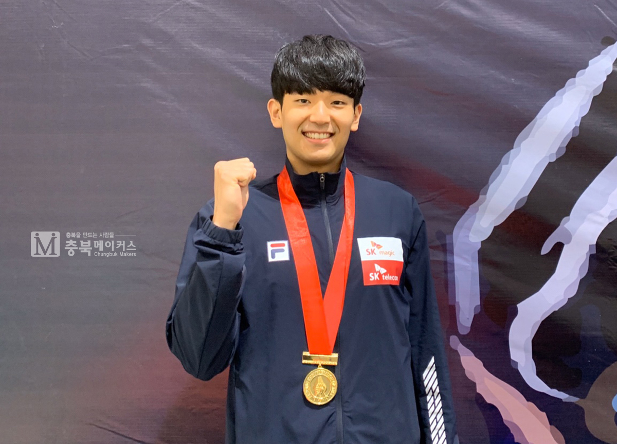청주대 이승현이 지난 23~28일 6일간 태국 방콕에서 열린 2019년 23세 이하 아시아펜싱선수권 대회 남자 에뻬 단체전에서 금메달을 획득한 뒤 기념촬영을 하고 있다.