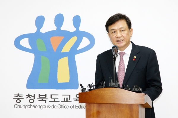 김병우(영상) 충북교육감이 15일 오전 신년 기자회견을 열고 2019년을 ‘학교자치로 꽃피우는 행복교육의 원년’으로 삼겠다고 선포했다.