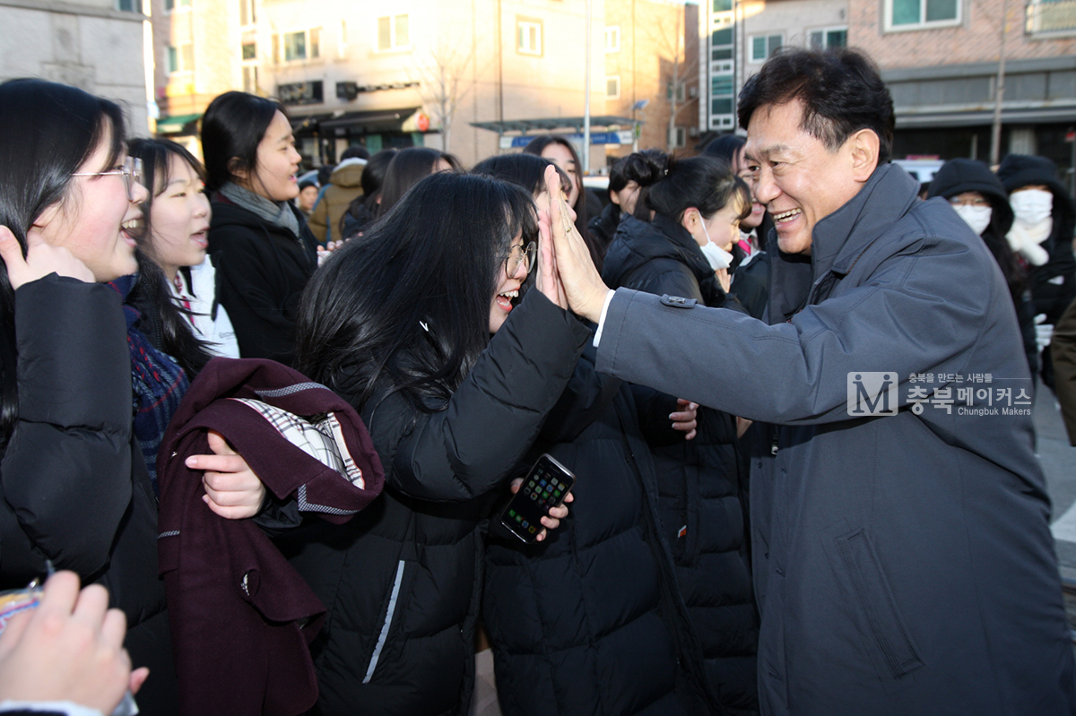 김병우 충북교육감이 14일 2020학년도 수학능력시험이 치러지는 청주산남고를 찾아 수험생들을 격려하고 있다.