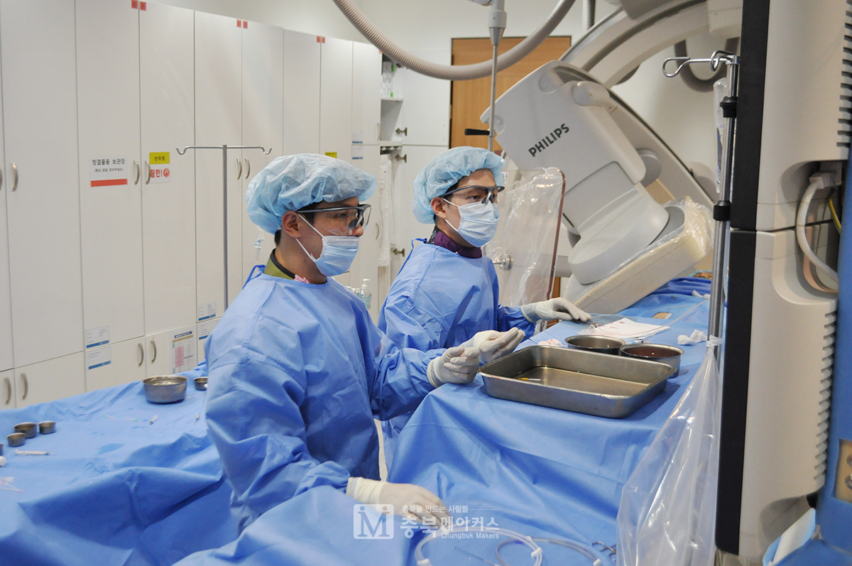 한국병원 인터벤션센터는 지난 7일 간암환자 A씨(여·82·청주시)에 대한 소화기내과와 영상의학과 협진을 통한 간동맥화학색전술을 시행해 처음으로 성공했다고 14일 밝혔다.