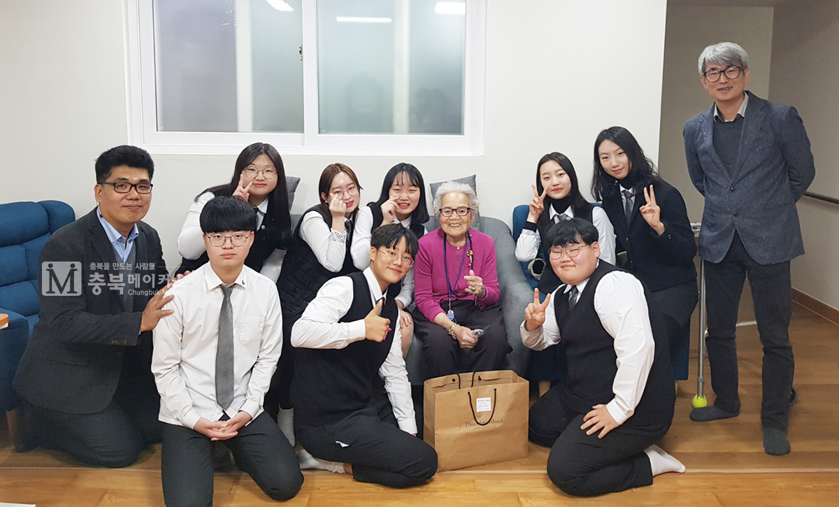 보은정보고 늘품동아리 학생들은 위안부 피해 할머니들의 역사를 배워가던 중 보은에 거주했던 적이 있는 이옥선 할머니를 알게 돼 지난 22일 경기도 광주 나눔의 집을 방문하기도 했다.