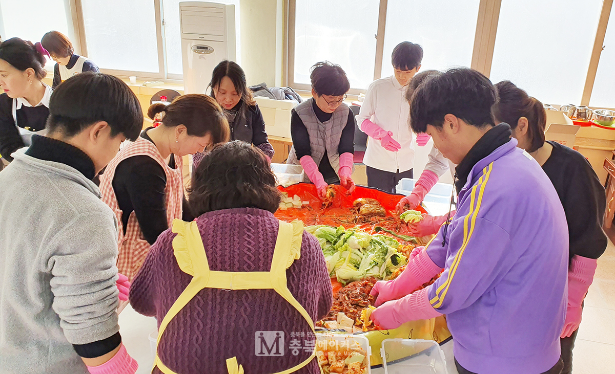 괴산중학교 학생, 학부모, 교사 50여명은 지난 29일 직접 1년 동안 키운 배추로 김장김치 120㎏을 담아 저소득가구 18곳에 전달했다.