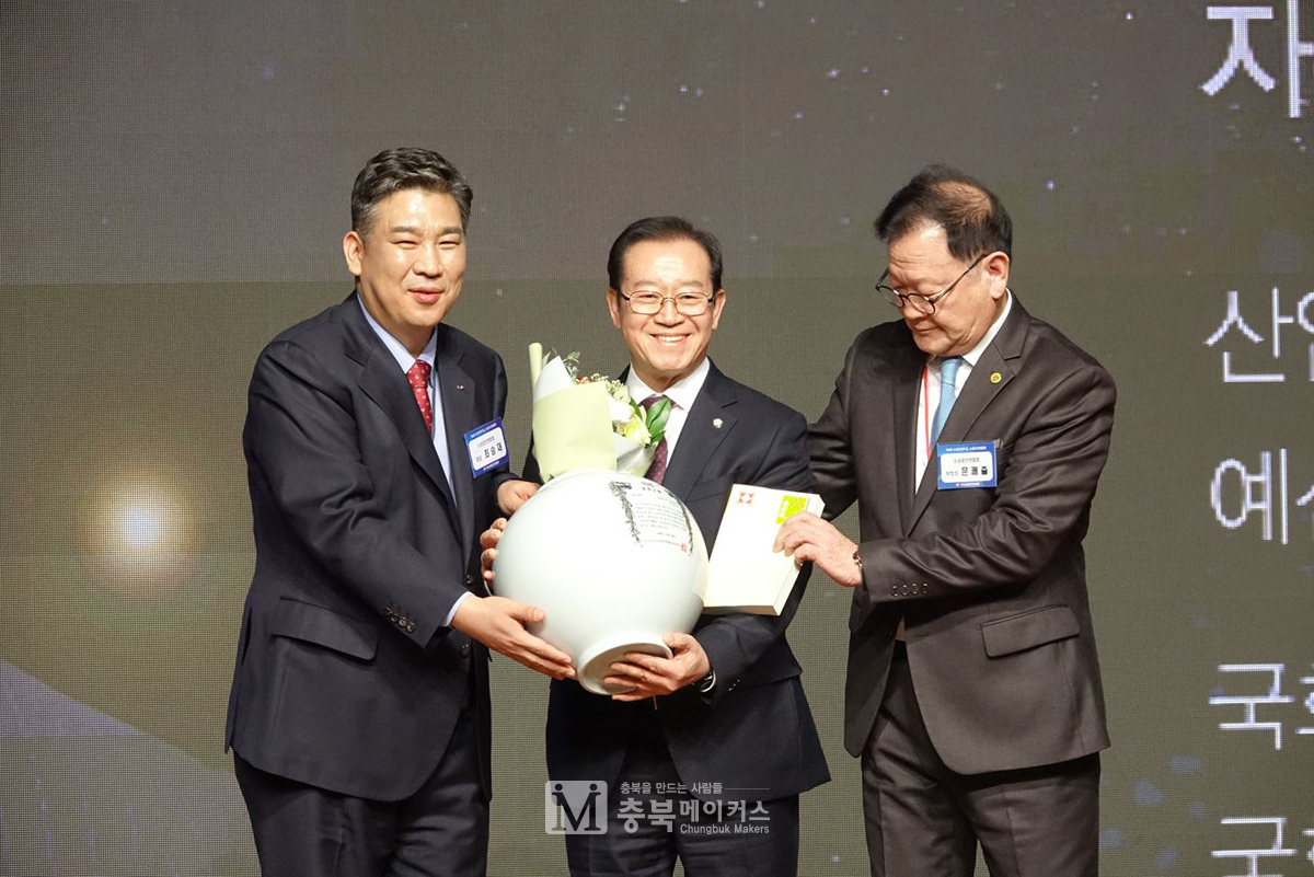 이종배(가운데) 국회의원이 5일 초정(楚亭) 대상을 수상했다.