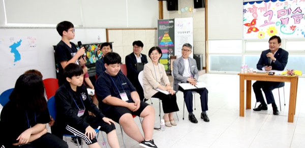 김병우 교육감은 6일 오전 도내 유일의 공립형 대안학교인 은여울중학교를 방문해 교직원, 학생 및 학부와 간담회를 가졌다.