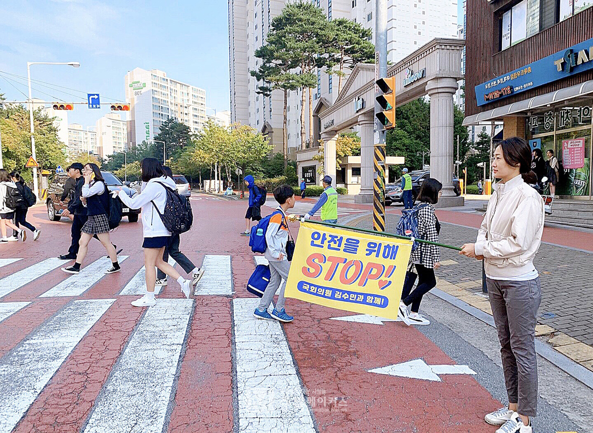김수민 국회의원이 지난 6일까지 100일째 시니어교통안전도우미, 초등학교 자모회와 함께 통학안전도우미 봉사활동을 벌이고 있다.
