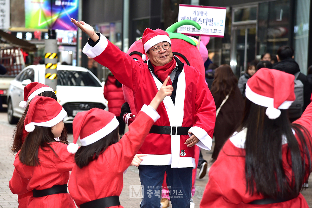 이상천 제천시장은 지난 7일 오후 서울 쇼핑 번화가인 명동에서 시민과 외국인 관광객을 대상으로 제천 축제송과 함께한 플래시몹 '산타들과 함께 춤을 추고'에 참여했다.