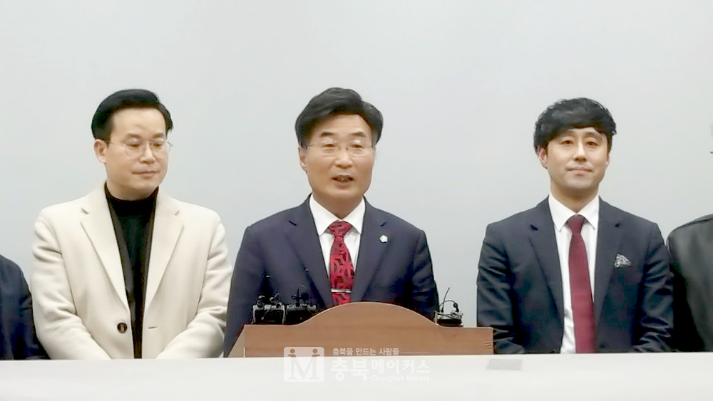 최영준(가운데) 변호사가 21일 도청 기자회견장에서 자유한국당 후보로 청주서원선거구 출마를 선언했다.