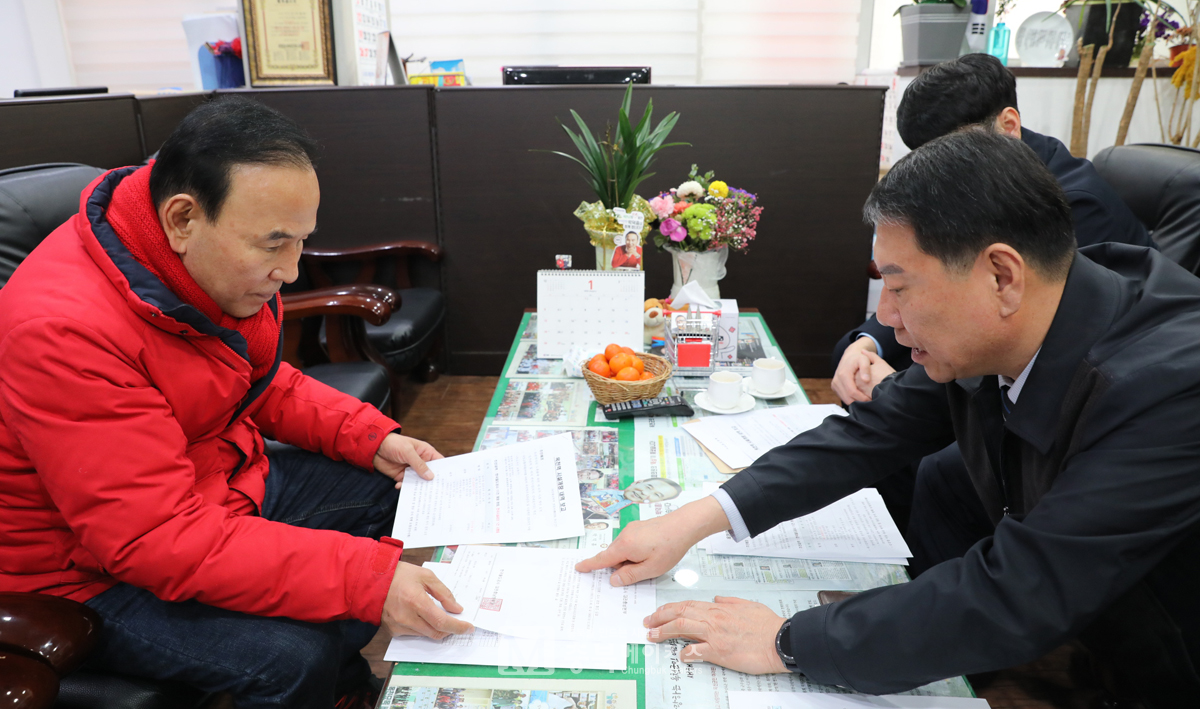 박덕흠(왼쪽) 의원이 지난 20일 한국철도공사 옥천사무소로 김봉회 대전역장을 불러 조속한 옥천역사 시설개량을 주문했다.