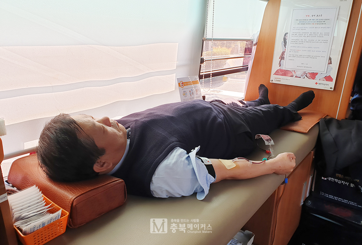 이상철(사진) 충북개발공사 사장이 4일 본사에서 펼쳐진 헌혈공백기 사랑의 헌혈운동에 동참하고 있다.