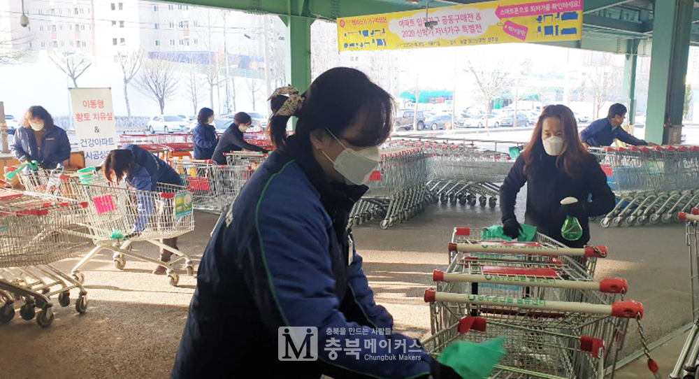 농협충북유통은 운영 매장인 하나로마트 직원들에게 1일 1매 마스크를 지급하고 있다고 6일 밝혔다.