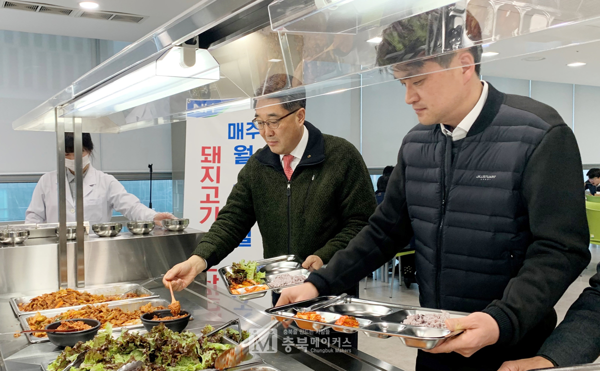 염기동 농협 충북본부장, 김영준 노조위원장이 12일 구내식당에서 직원들과 돼지고기로 점심식사를 하고 있다.