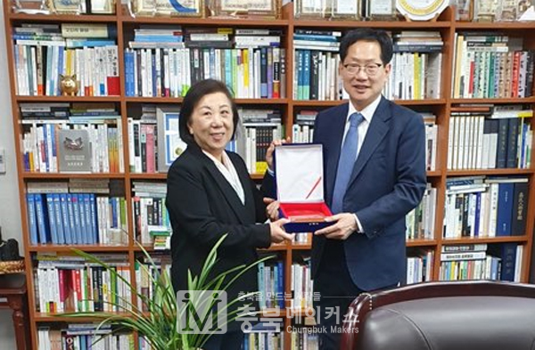 국회 오제세(오른쪽) 의원이 2020년 대한민국 소비자 대상 글로벌 친선부문을 수상했다.