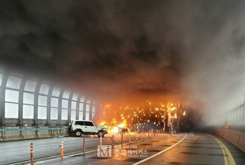 17일 오전 11시께 청주시 서원구 개신오거리 고가차도에서 A씨(55)의 SM3승용차와 마주오던 B씨(55)의 코란도SUV가 충돌하면서 승용차에서 발생한 불이 방음터널로 옮겨 붙었다.