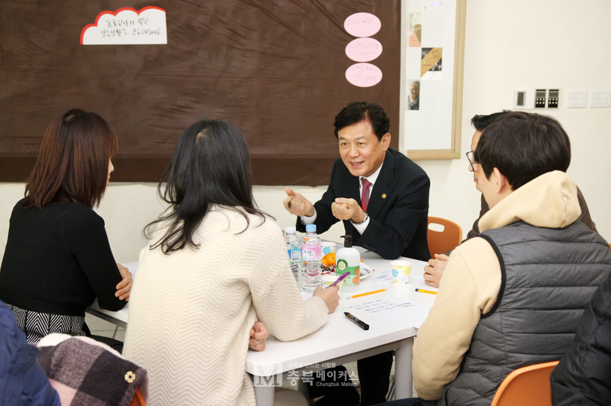 김병우 충북교육감이 '새 학년 준비기간'인 18일 오후 청주 솔밭중학교를 방문해 교직원을 격려했다.