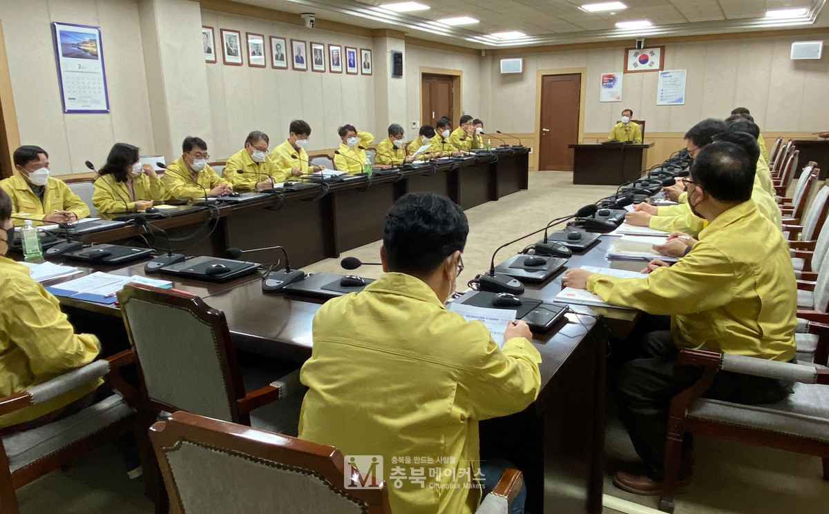 충북도교육청이 22일 오후 회의실에서 홍민식 부교육감이 주재하는 코로나19 비상대책 간부회의를 갖고 있다.