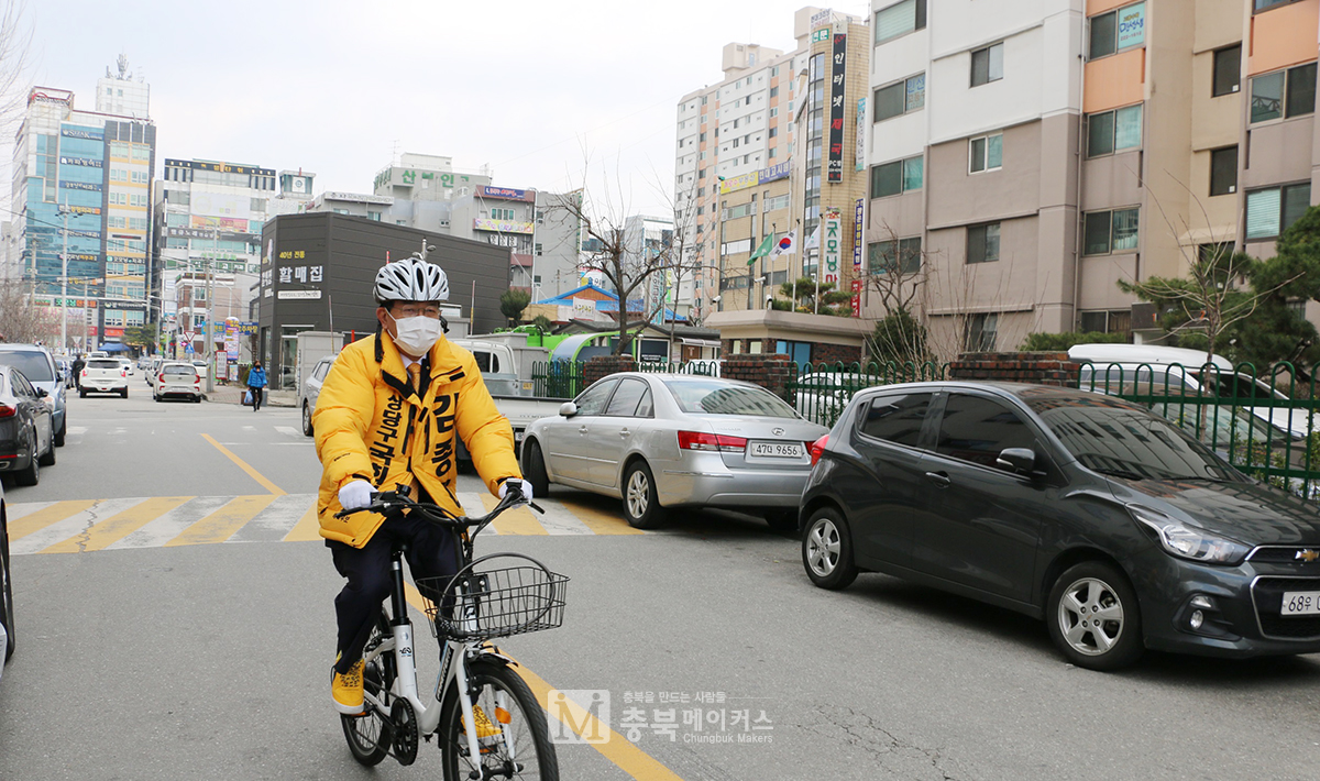 김 예비후보는 4일 오후 도청 기자실을 들러 각 당의 대표주자가 결정된 상황에서 출·퇴근길 거리인사, 낮 시간 42.195㎞ 자전거 유세(사진) 등을 본격화 하고 있다고 전했다.