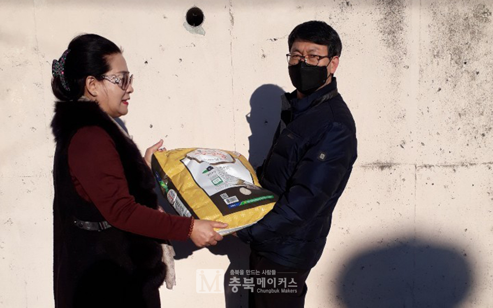 청주소년원 소년보호위원협의회 김미령(왼쪽) 회장이 9일 청주미평여자학교에 쌀과 떡, 손소독제를 전달했다.
