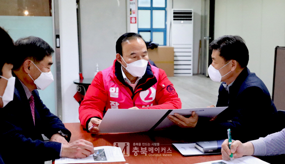 박덕흠(사진) 의원은 지난 10일 한국도로공사 구정회 대전충남본부장을 영동사무소로 불러 추진계획을 보고받고 조속한 민원해소를 당부했다.