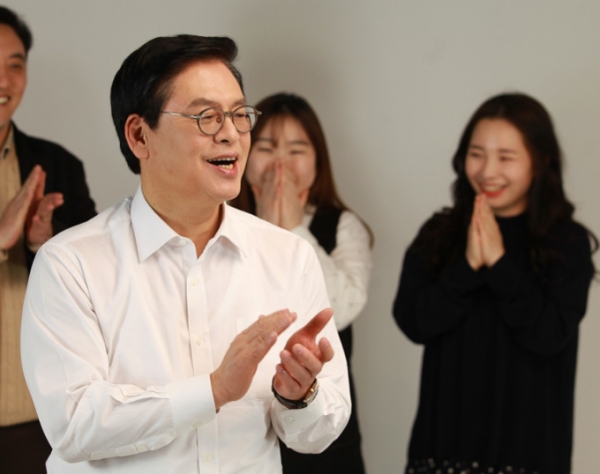 정우택(사진) 국회의원이 한국인으로서는 역대 네번째로 미국 동서문화센터(EWC) ‘자랑스러운 동문상’ 수상자 명단에 이름을 올렸다.