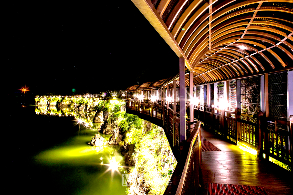 단양군의 단양강 잔도와 수양개빛터널이 한국관광공사 선정 '야간관광 100선'에 선정됐다.