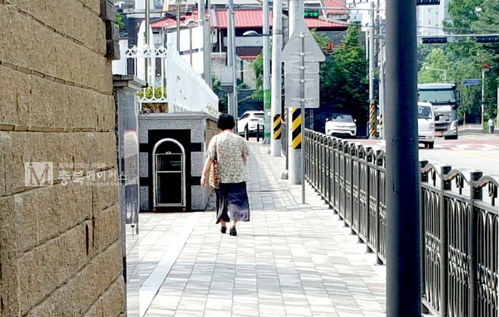 지난 19일 청주 수동 사무실을 걸어서 출근하다 만난 한 행인이 경사기 진 인도를 걸어가는 모습이 불편해 보인다.