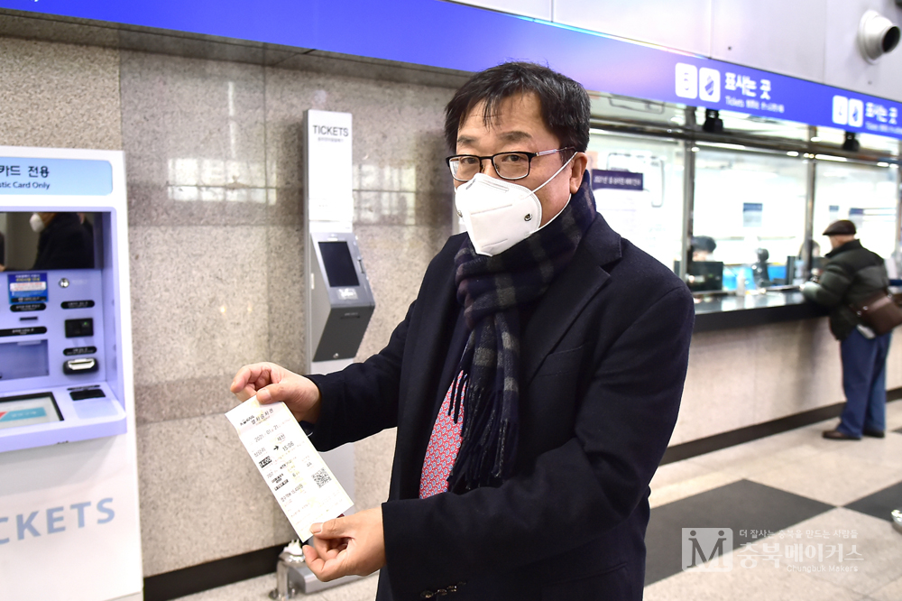 이상천(사진) 제천시장이 21일 오후 청량리-제천 간 KTX-이음 시승체험을 위해 청량리역에서 티켓을 구매한뒤 기념촬영을 하고 있다.