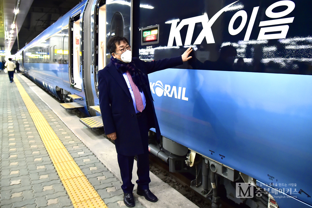 이상천(사진) 제천시장이 21일 오후 시승체험을 하게 될 청량리-제천 간 KTX-이음  열차를 가리키고 있다.