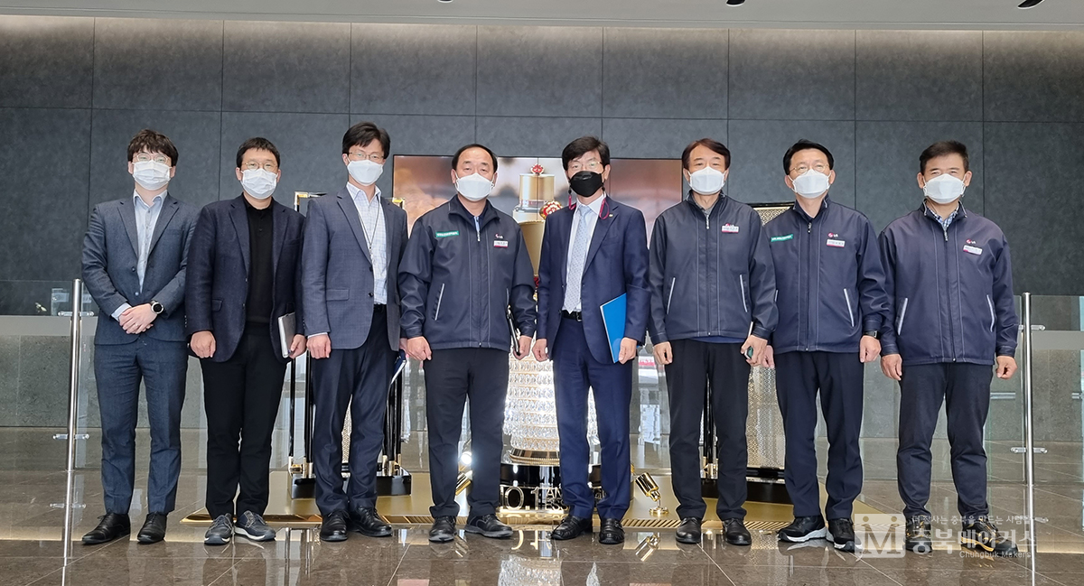 서원석(오른쪽서 네번째) 한국은행 충북본부장이 15일 기획조사팀 직원들과 함께 LG생활건강 청주TP공장의 스마트팩토리 화장품 생산라인을 둘러본뒤 기념촬영을 하고 있다.