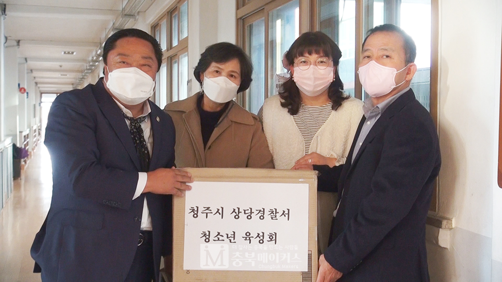 김홍배(왼쪽·㈜보건환경산업 대표) 청주상당서 청소년육성회장 등 3명은 6일 오후 금천초와 용암초 행정실을 방문해 회원들의 정성을 전했다.