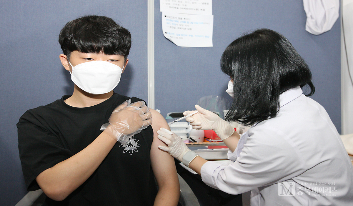 충북지역 고3 학생과 교직원에 대한 코로나19 백신 화이자 1차 접종이 19일 시작됐다.