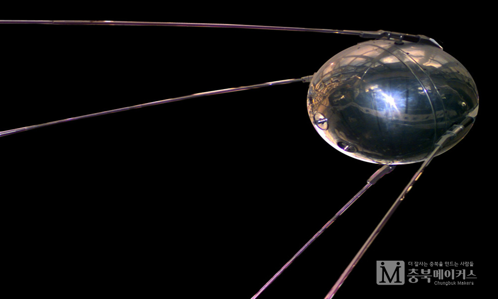 1957년 10월 4일 인류 최초 인공위성 스푸트니크 1호(사진)가 발사 됐다.
