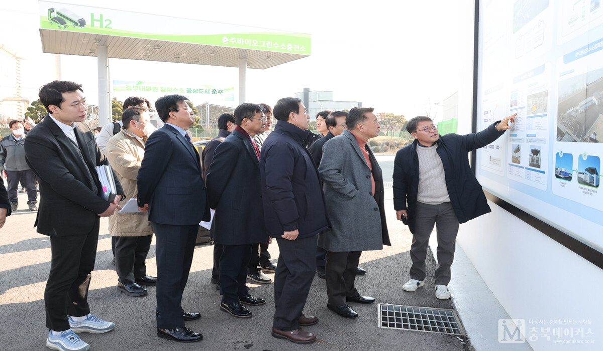 김영환 충북지사가 18일 충주 바이오 그린수소 충전소를 방문해 생산시설을 둘러보고 사업 확대를 논의했다.