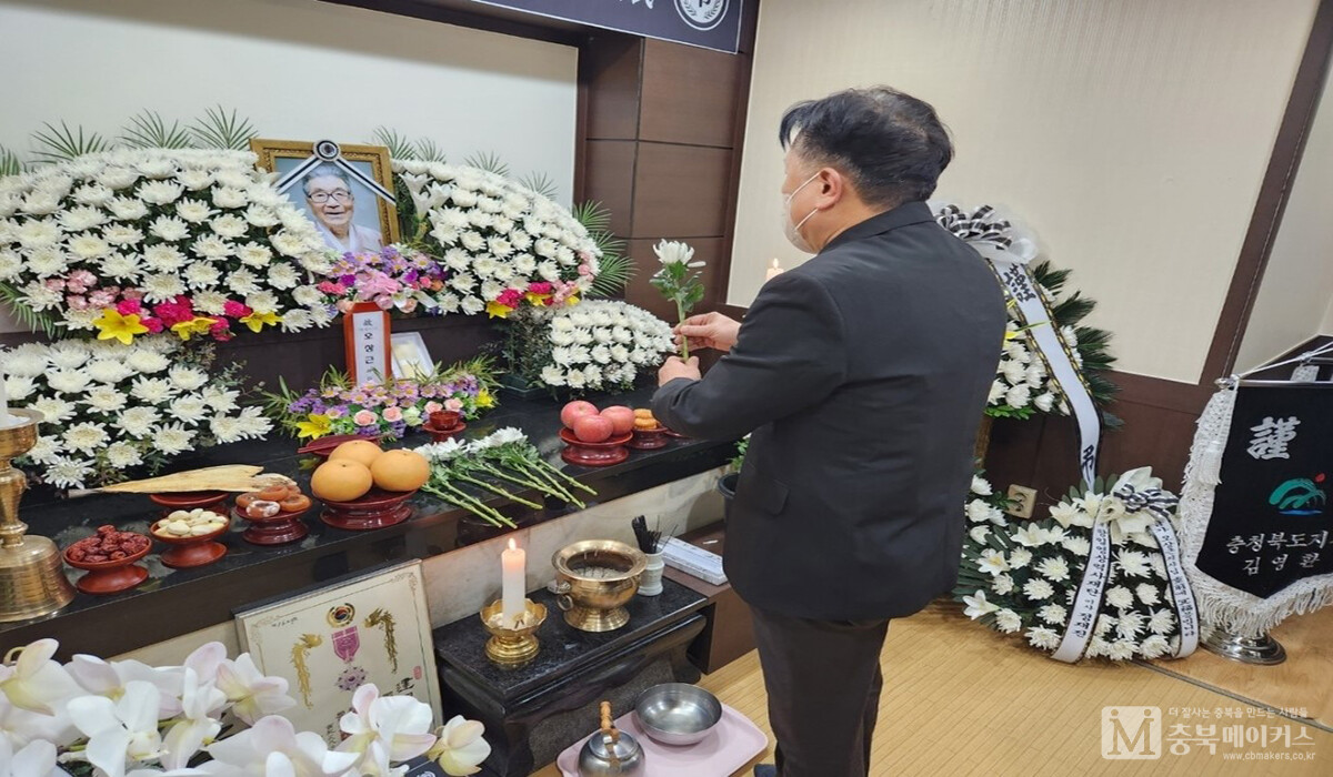 충북 출신의 유일한 생존 애국지사였던 오상근(사진) 선생이 28일 향년 101세로 별세한 가운데 김영환(사진) 충북지사가 조문하고 있다.