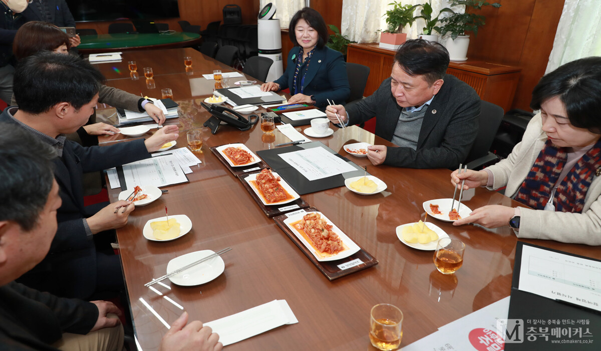 김영환(오른쪽 가운데) 충북지사와 충북도 관계부서 담당자들이 20일 도청 여는마당에서 2023년 어쩌다 못난이 김치 제조사 선정을 위한 시식회를 가졌다.