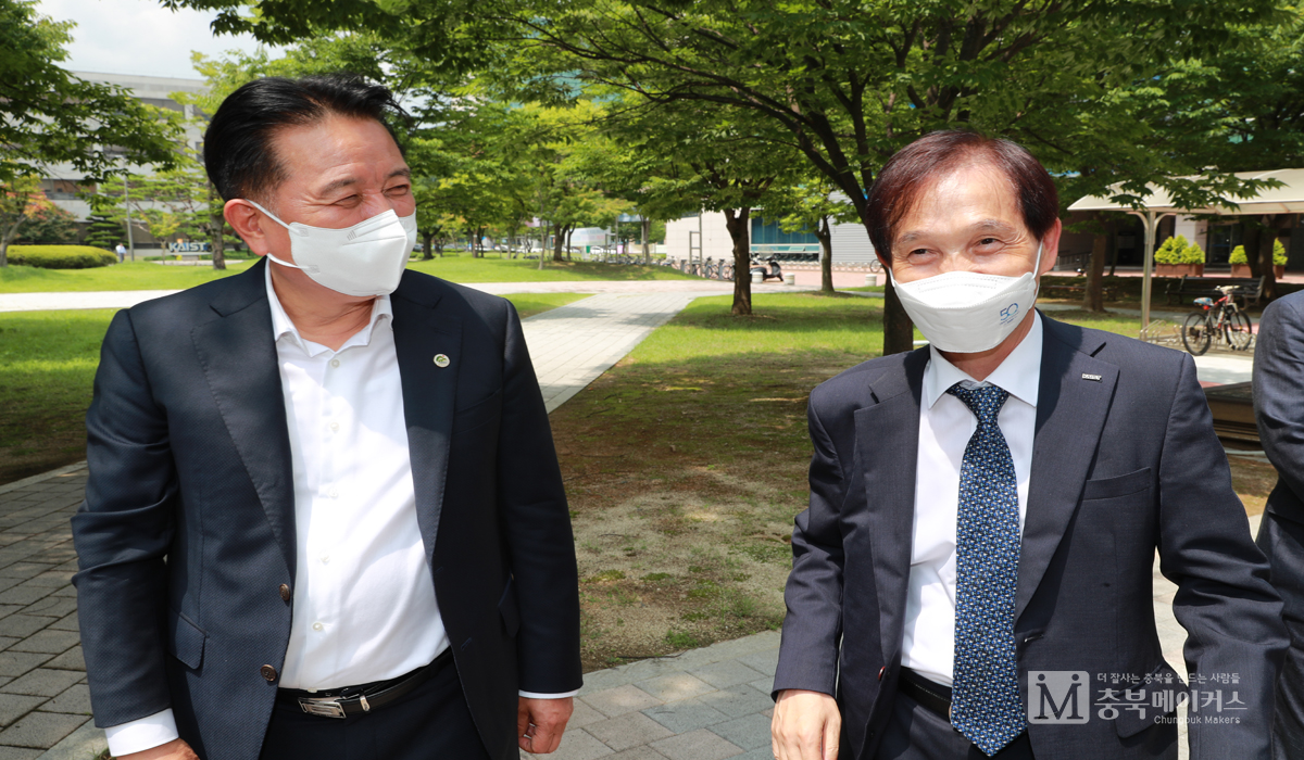 김영환(왼쪽) 충북지사가 지난해 7월 19일 카이스트(KAIST)를 찾아 이광형(오른쪽) 총장과 오송바이오메디컬 캠퍼스타운 조성 방안을 논의했다.