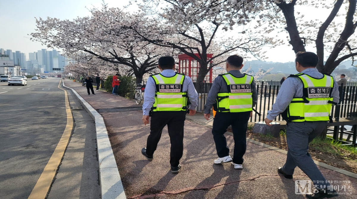 충북도가 오는 31일부터 4월 16일까지 1000명 이상의 인파가 몰릴 것으로 예상되는 도내 벚꽃축제 개최 예정 행사장 5곳을 민·관합동 점검한다고 26일 밝혔다.