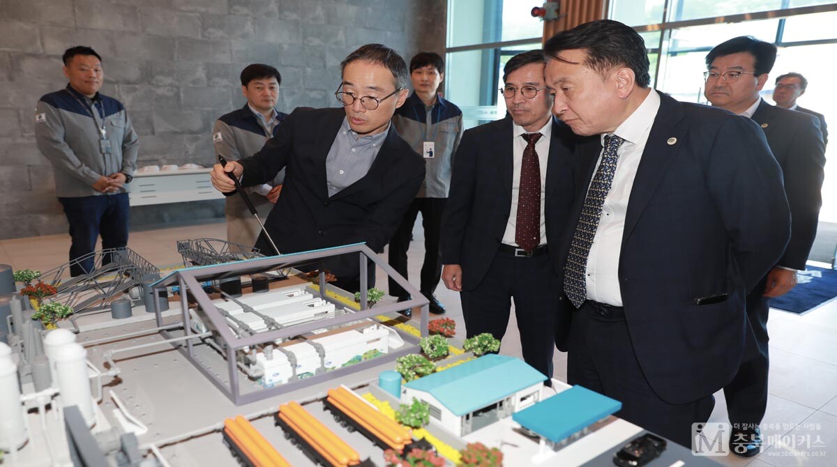 김영환(오른쪽) 충북지사는 8일 청주 오창읍의 암모니아 기반 그린수소 생산업체인 원믹머트리얼즈를 찾아 사업 확대 방안을 논의했다.